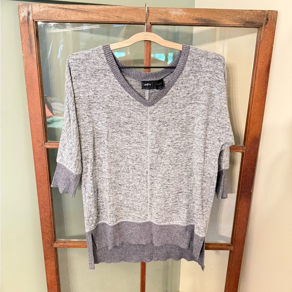Daytrip Heathered Gray V-Neck Top - Size Medium